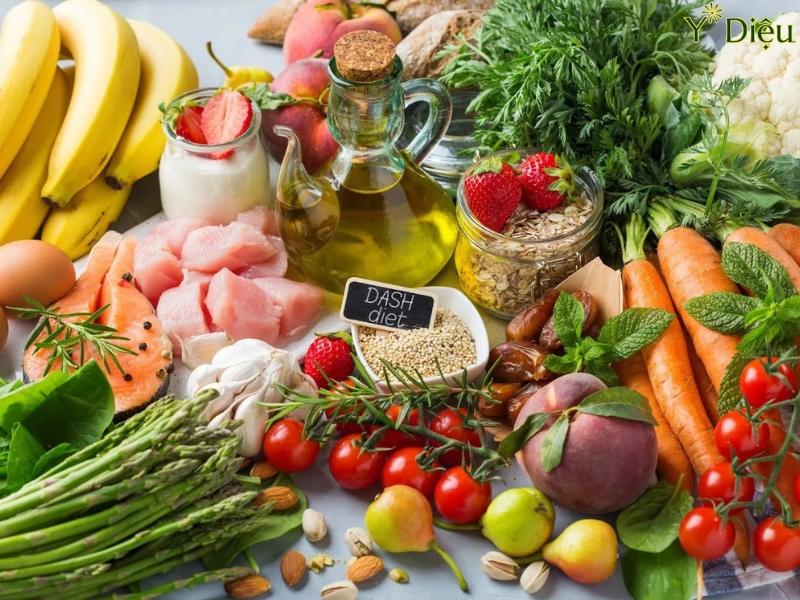 Nên ăn uống đầy đủ chất để có đủ dinh dưỡng cho cơ thể và tránh nguy cơ bị táo bón